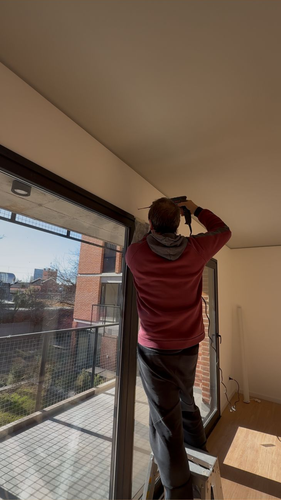 Técnicos de DECOLIVE instalando una cortina